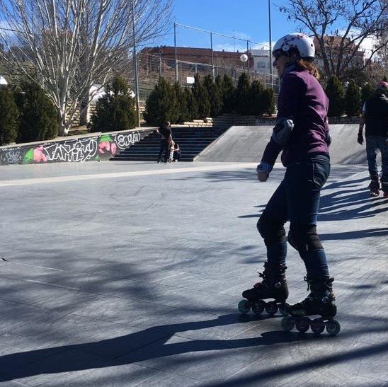ep una mujer practicando patinaje