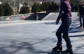 ep una mujer practicando patinaje