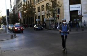 ep una persona transita por santiago de chile con una mascarilla para evitar la propagacion del ep una persona transita por santiago de chile con una mascarilla para evitar la propagacion del