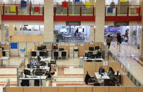 ep varios empleados trabajan en una oficina de la agencia tributaria un dia antes de que de comienzo