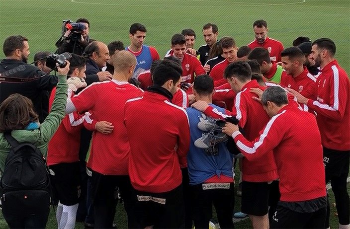 ep varios jugadores de la ud logrones hacen una pina ep varios jugadores de la ud logrones hacen una pina
