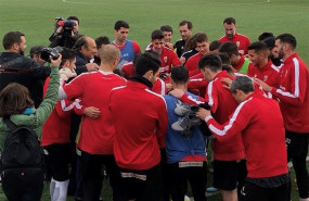 ep varios jugadores de la ud logrones hacen una pina