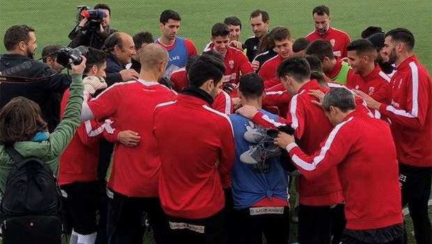 ep varios jugadores de la ud logrones hacen una pina