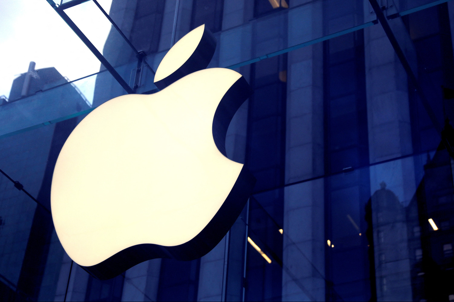 photo d archives le logo d apple est vu accroche a l entree du magasin d apple sur la 5e avenue a manhattan a new york 