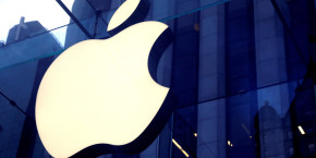 photo d archives le logo d apple est vu accroche a l entree du magasin d apple sur la 5e avenue a manhattan a new york 