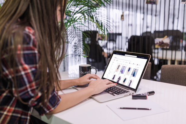 1574338155 glami laptop dresseses low res