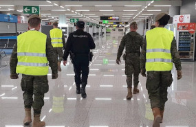 ep agentes policia nacional y del ejercito en el aeropuerto de palma durante el estado de alarma