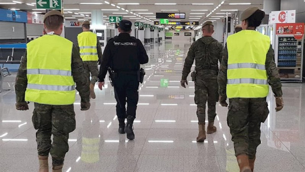 ep agentes policia nacional y del ejercito en el aeropuerto de palma durante el estado de alarma