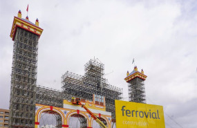 ep archivo cartel de ferrovial en el montaje de la feria de abril de este ano ep archivo cartel de ferrovial en el montaje de la feria de abril de este ano