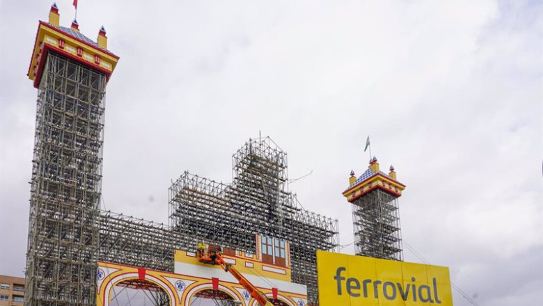 ep archivo cartel de ferrovial en el montaje de la feria de abril de este ano ep archivo cartel de ferrovial en el montaje de la feria de abril de este ano