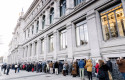 ep archivo   decenas de personas hacen cola para contratar letras del tesoro en el banco de espana a