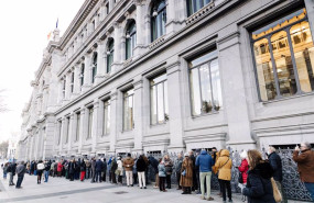 ep archivo   decenas de personas hacen cola para contratar letras del tesoro en el banco de espana a