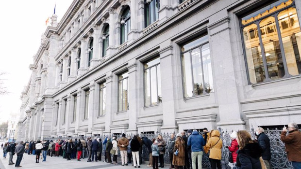 ep archivo   decenas de personas hacen cola para contratar letras del tesoro en el banco de espana a
