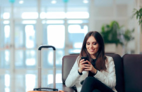 ep archivo   mujer haciendo uso de su telefono movil