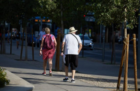 ep archivo   pensionistas caminando por una calle de madrid