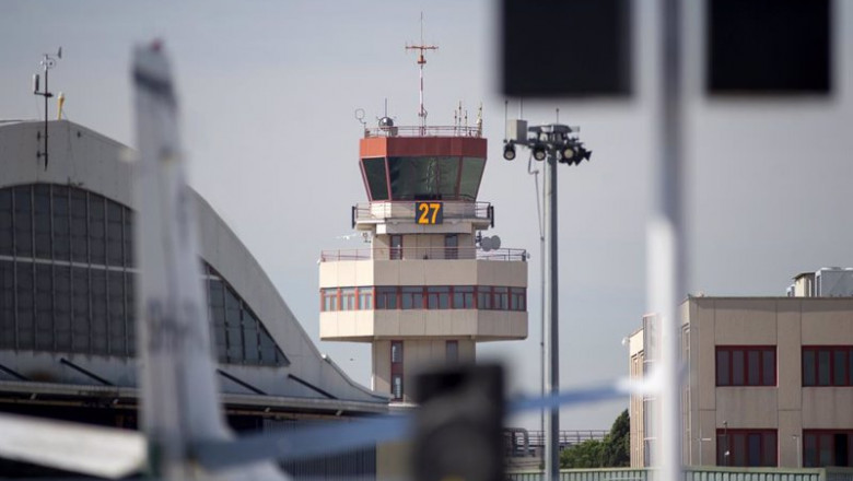 Archivo - Torre de control del aeródromo de Cuatro Vientos, el día de la operación combinada entre drones y aviones, organizada por Expodrónica y World ATM Congress, en el aeródromo de Cuatro Vientos, a 28 de octubre de 2021, en Madrid (España) | Alberto Ortega - Europa Press - Archivo ep archivo torre de control del aerodromo de cuatro vientos el dia de la operacion combinada entre