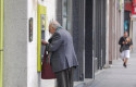 ep archivo   un anciano saca dinero de un cajero de la capital