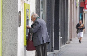 ep archivo un anciano saca dinero de un cajero de la capital ep archivo un anciano saca dinero de un cajero de la capital
