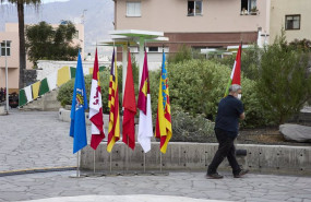 ep archivo   un operario retira las banderas de las comunidades autonomas en la entrada del museo