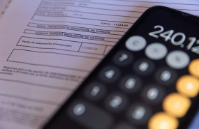 ep archivo   una calculadora con papeles de fondo