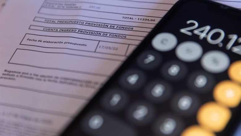 ep archivo una calculadora con papeles de fondo ep archivo una calculadora con papeles de fondo