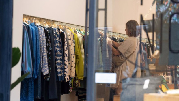 ep archivo   una clienta en un comercio de ropa