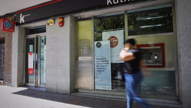 ep archivo una persona pasa por el exterior de la sucursal del banco kutxabank en madrid espana a ep archivo una persona pasa por el exterior de la sucursal del banco kutxabank en madrid espana a