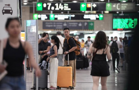 ep archivo   varias personas con maletas en la estacion de sants de barcelona