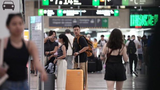 ep archivo   varias personas con maletas en la estacion de sants de barcelona