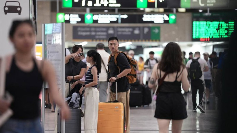 Archivo - Varias personas con maletas, en la estación de Sants de Barcelona. | David Zorrakino - Europa Press - Archivo ep archivo varias personas con maletas en la estacion de sants de barcelona
