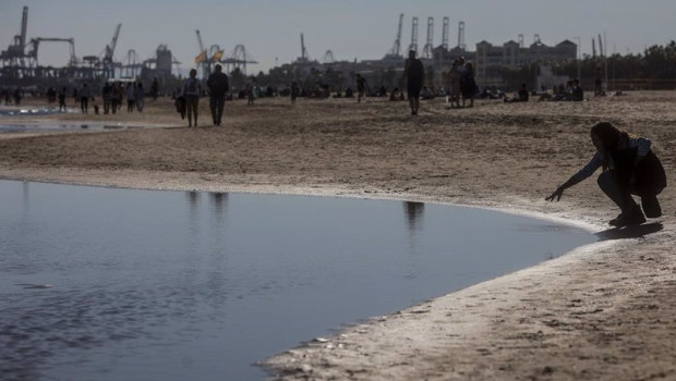 ep archivo   varias personas disfrutan del buen tiempo en la playa