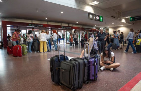 ep archivo   varias personas esperan dentro de las instalaciones de la estacion del tren de