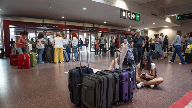 ep archivo   varias personas esperan dentro de las instalaciones de la estacion del tren de
