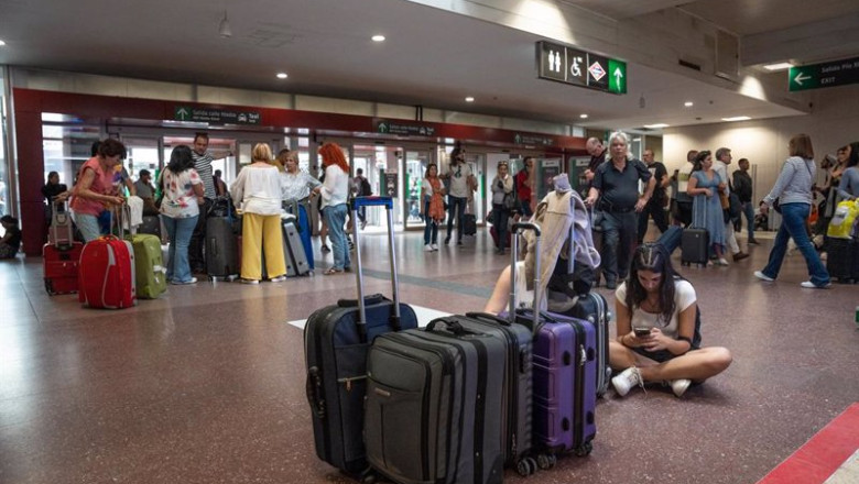 ep archivo varias personas esperan dentro de las instalaciones de la estacion del tren de ep archivo varias personas esperan dentro de las instalaciones de la estacion del tren de