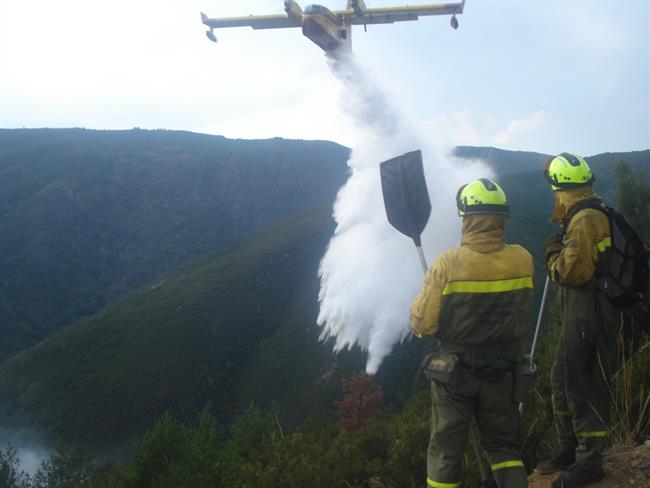 Avión Canadair actuando en la extinción de un incendio en 2013 | MAGRAMA ep avion canadair actuandola extincionun incendio2013