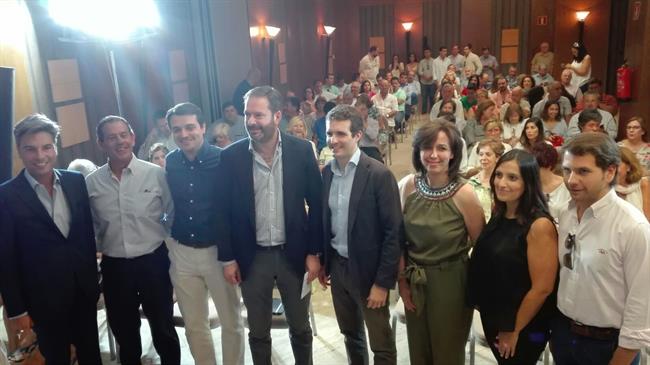 Casado (centro) con responsables del PP de Córdoba | EUROPA PRESS ep casado centro con responsablesppcordoba