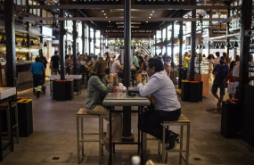ep dos personas sentadas en una mesa durante la reapertura del mercado de san miguel en madrid