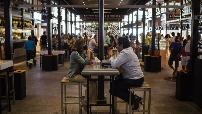 ep dos personas sentadas en una mesa durante la reapertura del mercado de san miguel en madrid ep dos personas sentadas en una mesa durante la reapertura del mercado de san miguel en madrid