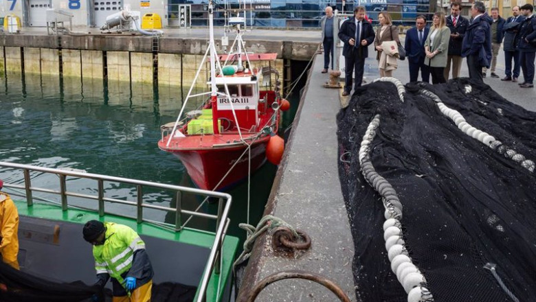 ep el consejero de pesca pablo palencia visita la lonja de santona donde se reune con la cofradia de ep el consejero de pesca pablo palencia visita la lonja de santona donde se reune con la cofradia de