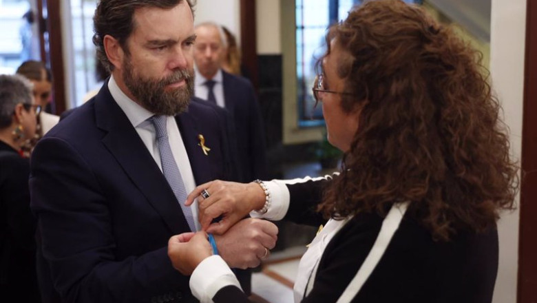 ep el portavoz de vox en el congreso ivan espinosa de los monteros recibe una pulsera por el dia del ep el portavoz de vox en el congreso ivan espinosa de los monteros recibe una pulsera por el dia del
