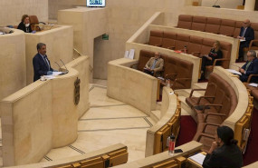 ep el presidente de cantabria miguel angel revilla comparece con guantes en el pleno del parlamento