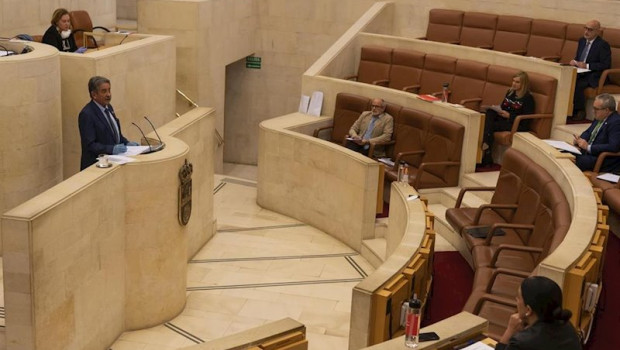 ep el presidente de cantabria miguel angel revilla comparece con guantes en el pleno del parlamento