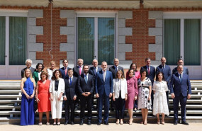 ep el rey felipe vi c y el ministro de economia comercio y empresa carlos cuerpo 5i posan en una