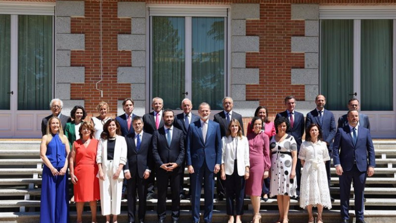 ep el rey felipe vi c y el ministro de economia comercio y empresa carlos cuerpo 5i posan en una ep el rey felipe vi c y el ministro de economia comercio y empresa carlos cuerpo 5i posan en una