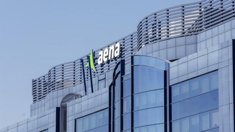 Fachada y letras del Edificio de Aena Piovera Azul. | Ricardo Rubio - Europa Press ep fachada y letras del edificio de aena piovera azul sede central de la empresa en madrid espana a