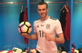 ep gareth bale celebra su hat trick con gales