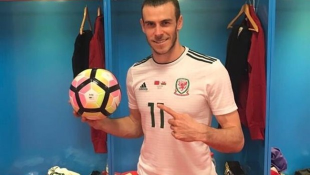 ep gareth bale celebra su hat trick con gales