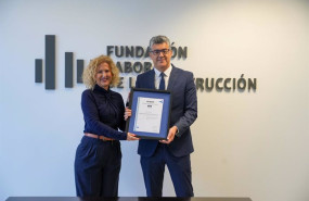 ep la directora de personas y organizacion de aenor susana pedrero otorga el premio al director