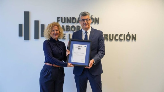 ep la directora de personas y organizacion de aenor susana pedrero otorga el premio al director
