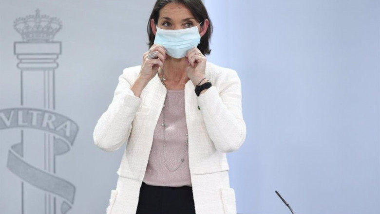 ep la ministra de industria comercio y turismo reyes maroto protegida con mascarilla al finalizar la